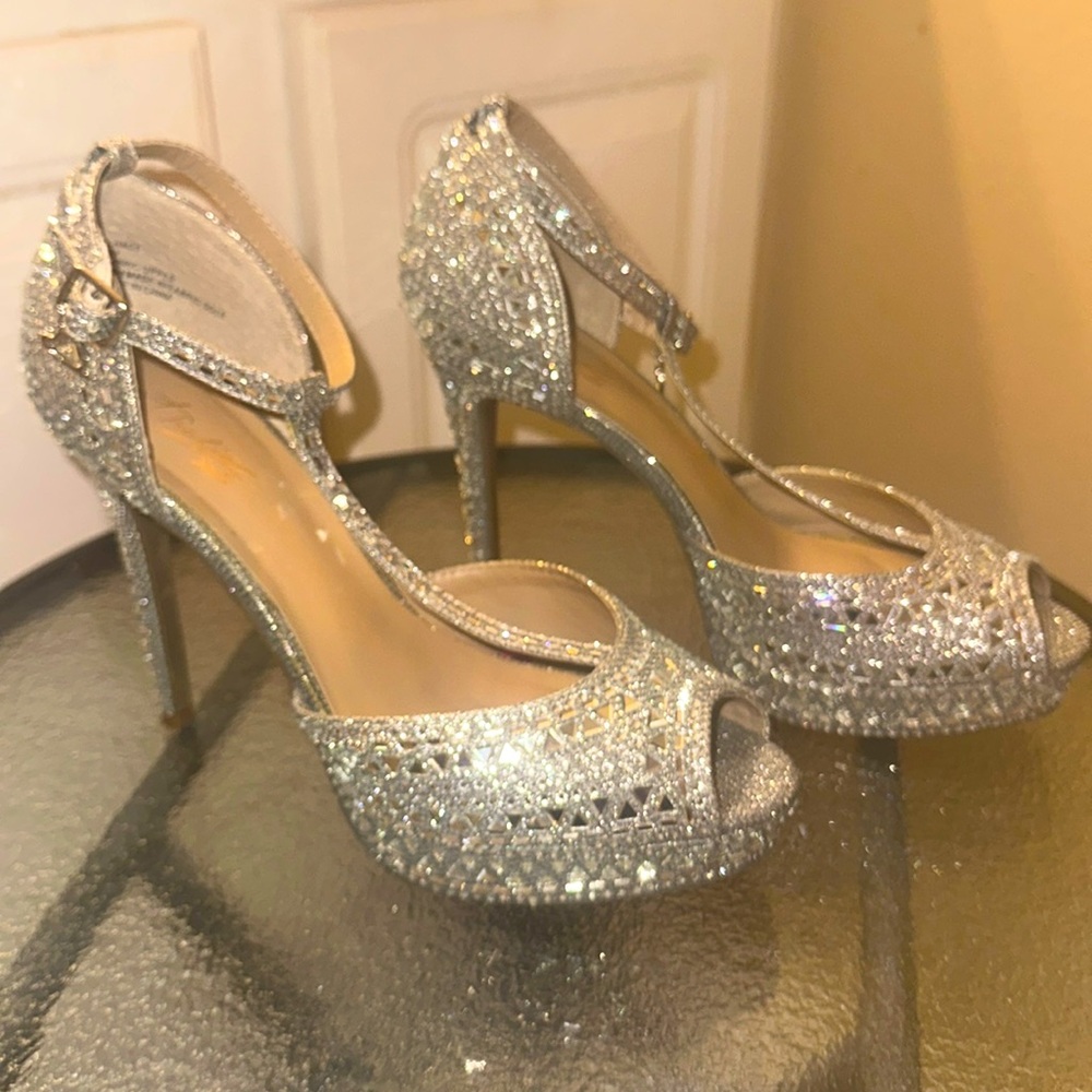 Silver glitter high heel.